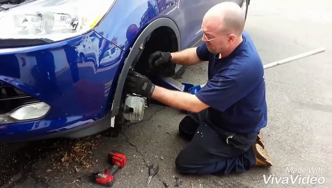 Cet homme a entendu du bruit sut sa voiture ce qu'il a trouvé dessous est révoltant !
