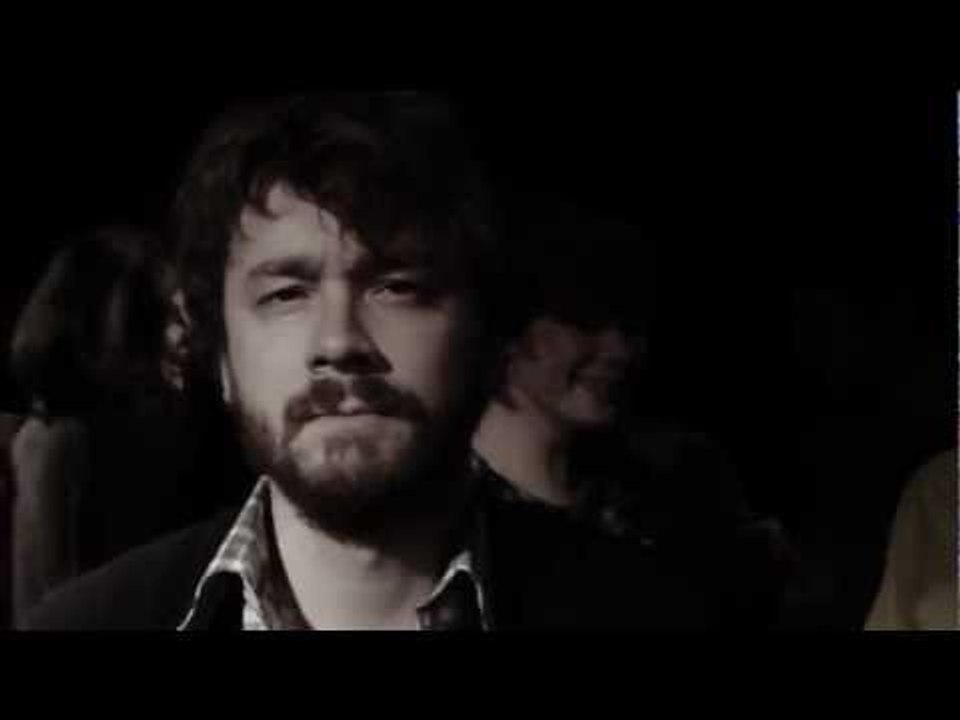 L'officina della camomilla feat. Lo Stato Sociale - La tua ragazza non ascolta i Beat Happening