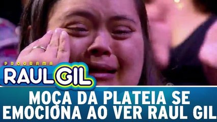 Moça da plateia se emociona muito ao conhecer Raul Gil