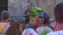 500 kilos de polvos de pétalos de flores y miles de litros de agua en el festival de los colores en Madrid