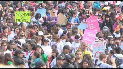 Perú rechaza la violencia contra la mujer con multitudinaria marcha
