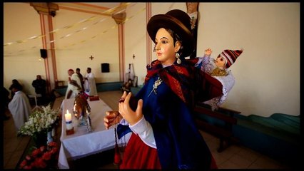 Entronizan a Virgen María aimara vestida como "cholita" en Bolivia