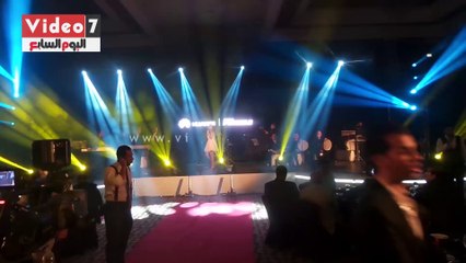 نيكول سابا تغنى "هفضل أحلم" لايف