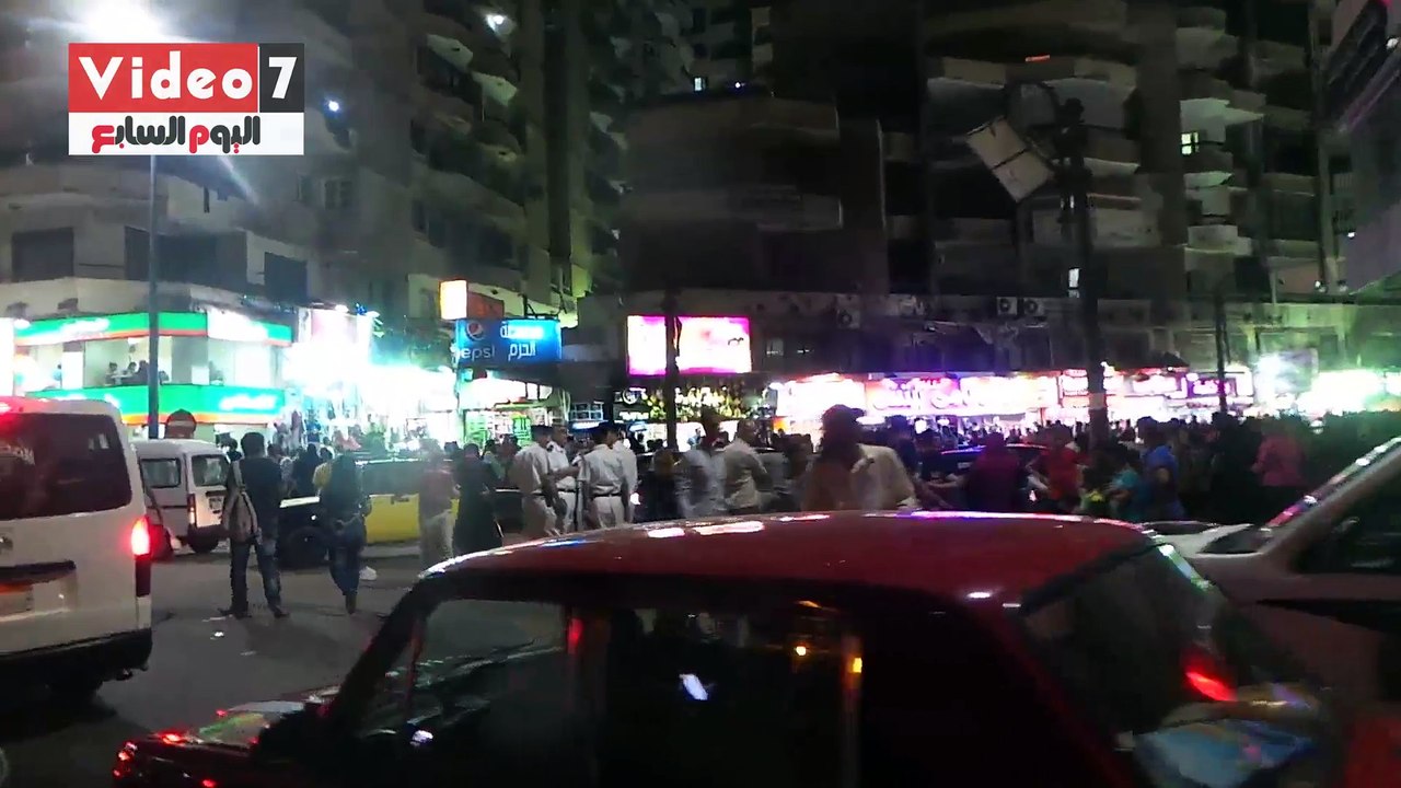 بالفيديو.. ازدحام شارع خالد بن الوليد بالإسكندرية بالمصيفين حتى الصباح