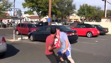 Este Joven Pide A Los Transeuntes De Pegarle, Pero...es Increiblemente Veloz!