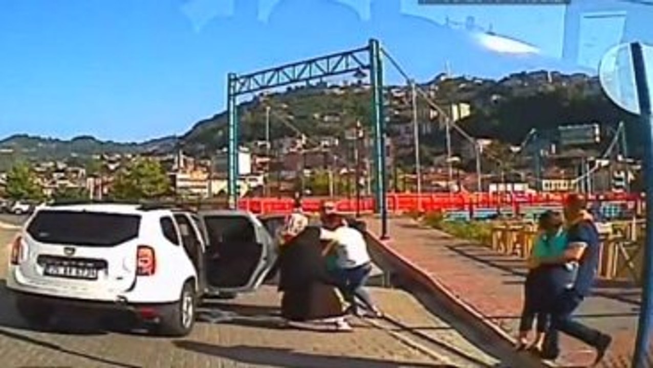 Baba, İki Kızını Parkta Oyun Oynarken Kaçırdı