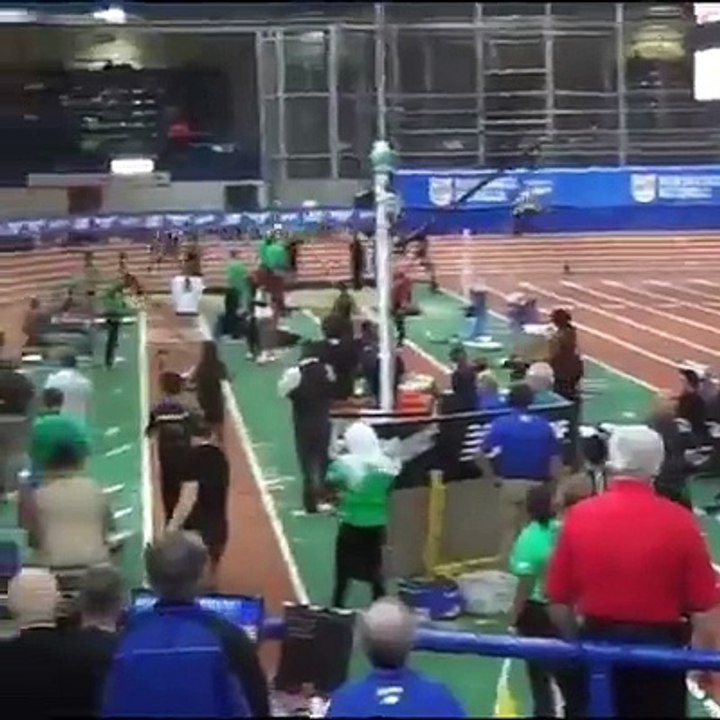 Deux filles font n’importe quoi avec le ruban de la ligne d’arrivée d’une course d’athlétisme