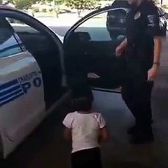 Une petite fille joue dans une voiture de police !