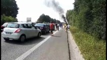 Voiture en feu sur la A8 à Tubize