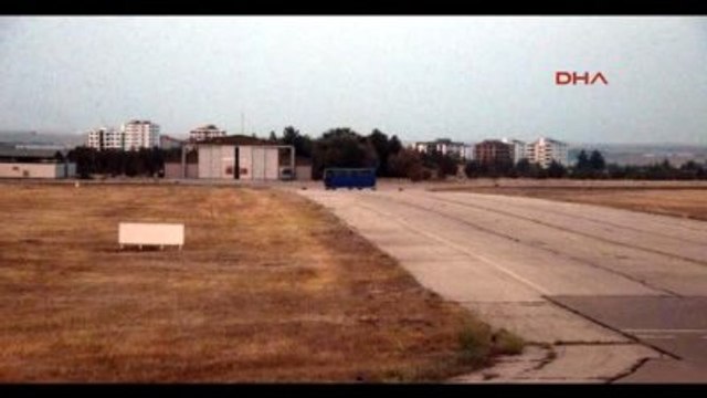 Diyarbakır'da İzinsiz Kalkış Olmasın Diye Uçak Pistlerine Araçlar Park Edilmiş