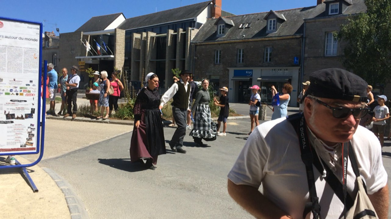 Le défilé des groupes de musiciens et danseurs du Festival Les Celtiques