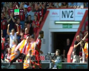 رقص كوميدى من مشجع بورنموث خلال لقاء مانشستر يونايتد