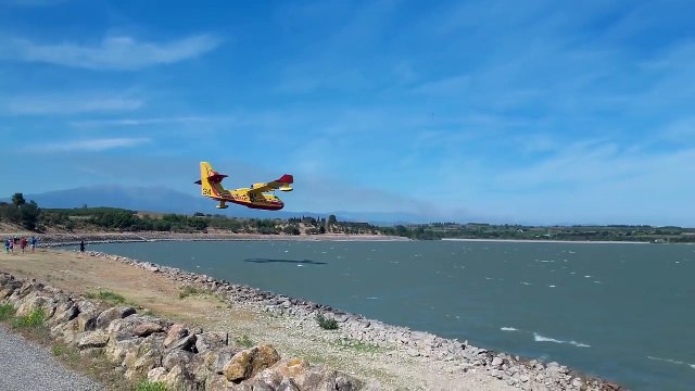Pyrénées-orientales : Un Canadair frôle des curieux à Villeneuve de la Raho