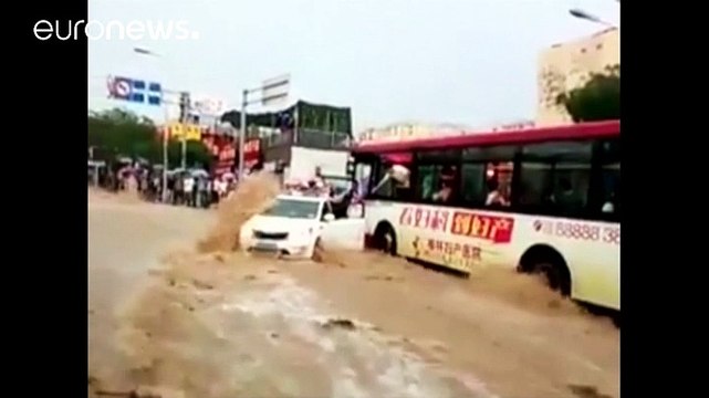 Китай: потоки воды на улицах переворачивают автомобили