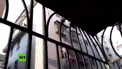 Salvó a un niño cuando casi se cae de la ventana de un edificio