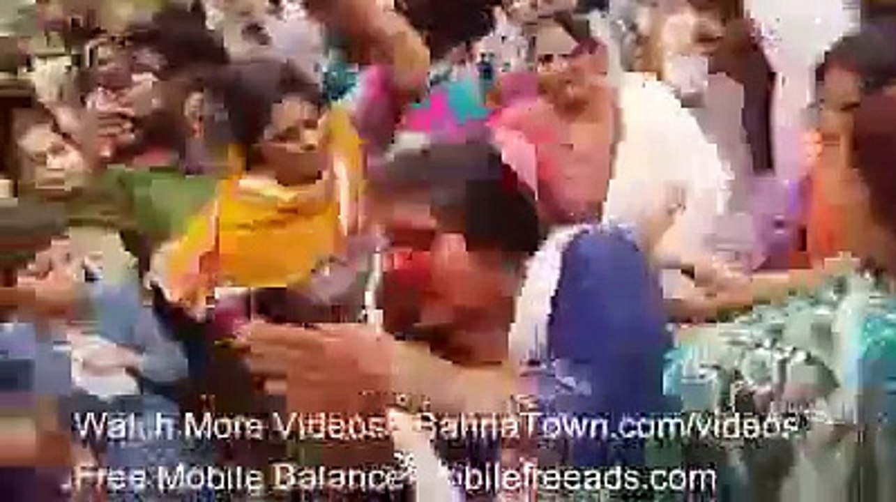 لاہور میں بچے اغوا کرنے والی عورت جب عوام کے ہاتھ لگی تو عوام نے کیا حشر کیا اسکا کپڑے تک پھاڑ دیے