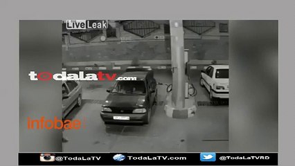 Impactante explosión de un auto mientras cargaba combustible-Video