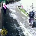 Çanta çalmaya çalışırken motosikletini çaldıran hırsız