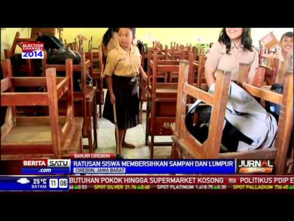 Ratusan Siswa di Cirebon Bersih-Bersih Usai Banjir