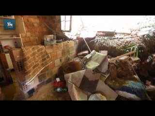Moradores atingidos por desabamento em Nova Iguaçu tentam recuperar bens