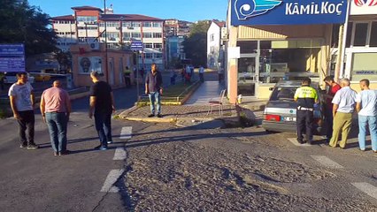 OTOBÜS İLE OTOMOBİLİNİN ARASINA SIKIŞTI