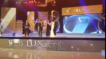Fawad Khan drops & breaks Lux Style Awards Trophy