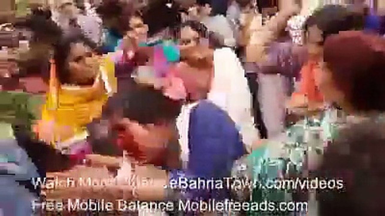 لاہور میں بچے اغوا کرنے والی عورت جب عوام کے ہاتھ لگی تو عوام نے کیا حشر کیا اسکا کپڑے تک پھاڑ دیے