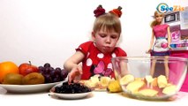 Повар Ника и Кукла Барби готовят фруктовый салат. Видео для детей. Barbie Doll