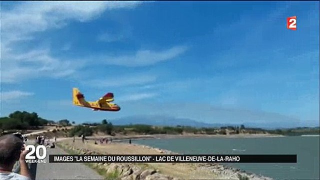Un Canadair frôle des baigneurs sur une plage en venant charger l'eau d'un lac - Regardez