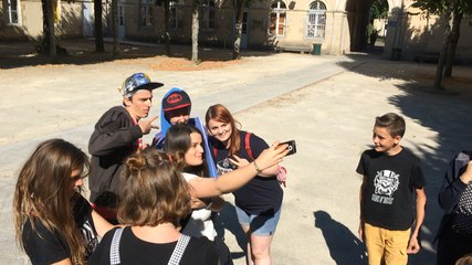 Tournage d'un épisode du Monde à l'envers avec des figurants locaux