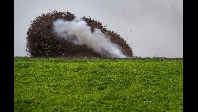 Impréssionnant Pétardage de munitions dans un champ (Pas de Calais)