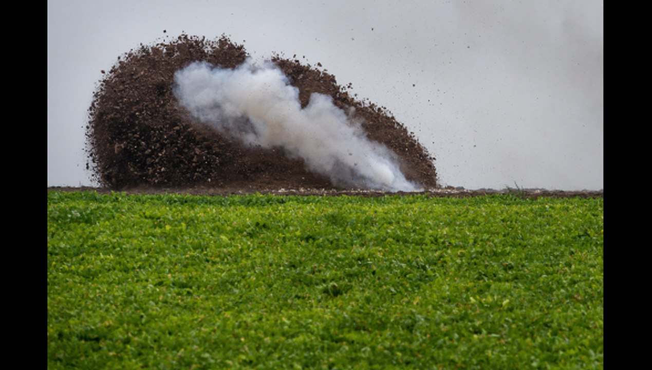 Explosion de munitions dans un champ