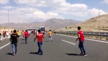 Des fans de Galatasaray attaquent le bus des supporters de Besiktas sur l’autoroute