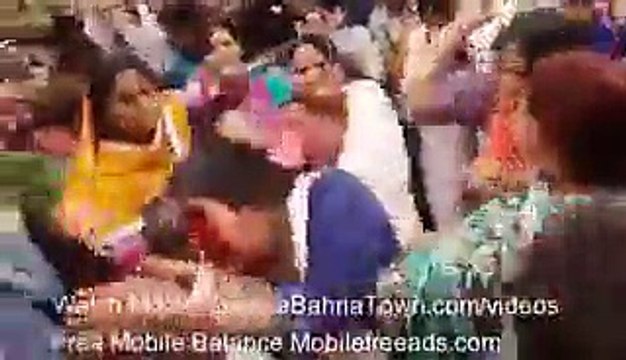 لاہور میں بچے اغوا کرنے والی عورت جب عوام کے ہاتھ لگی تو عوام نے کیا حشر کیا اسکا کپڑے تک پھاڑ دیے