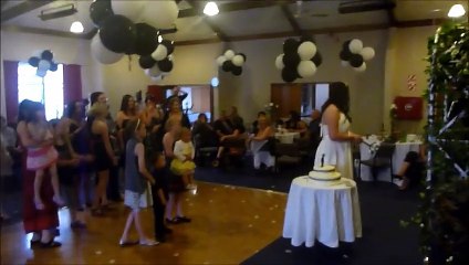 Viral: Suelta al bebe por un ramo de novia