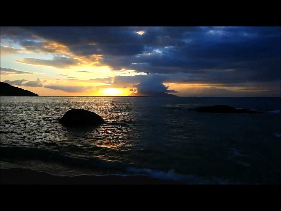 ONUR GENÇ GÜN BİTER GÜLÜŞÜN KALIR BENDE