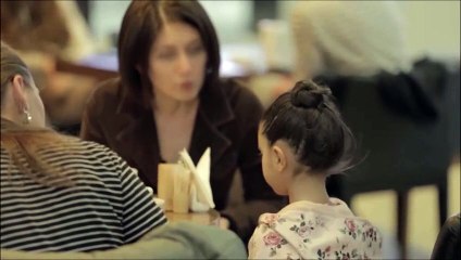 cosa succede ad una bambina quando è sola in un posto affollato_