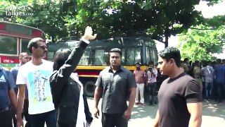 CRAZY Fans Attack Shahrukh on BIRTHDAY Celebrations Outside