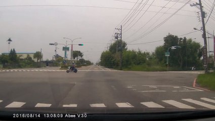 2016-08-14 台南四草車禍 阿婆~~會被你嚇死!!!