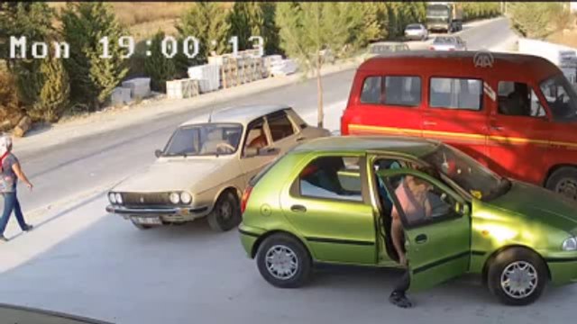 Otomobilin Yol Kenarında Park Halindeki Tıra Çarpmasıyla Yaşanan Kaza, Güvenlik Kamerasına Yansıdı