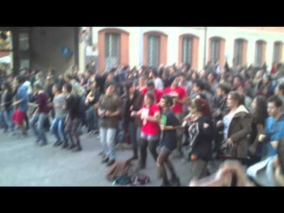 MANIFESTANTI CONTRO SALVINI "SEQUESTRATI" DALLA POLIZIA REAGISCONO COSì...MUEVE LA COLITA