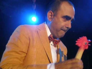 Fratelli d'Italia: Il Pollo di Modena Diventa il Nuovo Idolo durante l'Enlarge Your Penis Tour 2012 🎤