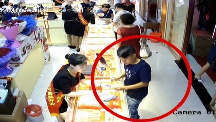 Man pretends to try on gold necklace to steal it