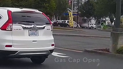 En lui rendant service, elle se fait écraser par sa voiture.