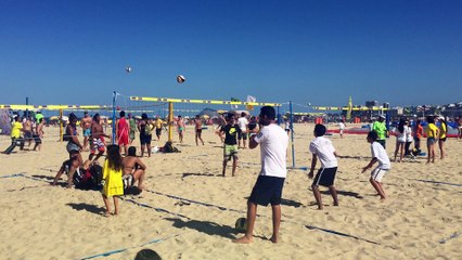 Jo Rio: Les jeunes s'amusent sur la plage 1/6