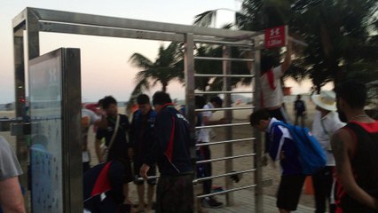 Jo Rio: Les jeunes s'amusent sur la plage 5/6