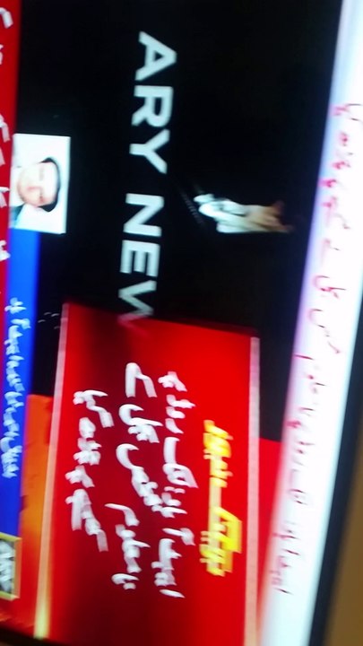 ایبٹ آباد لنک روڈ میں ایک آدمی بجلی کے کھمبے پر چڑھ کر بجلی کی تاروں پر چلنے لگا  دیکھیے اس ویڈیو میں