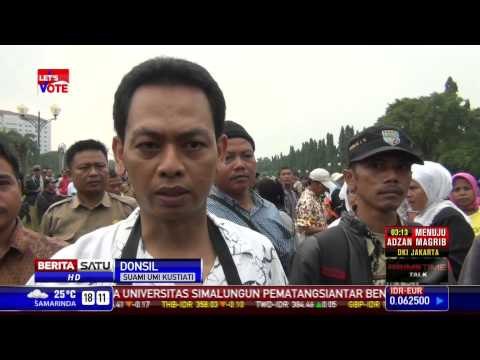 Memakai Kursi Roda, Umi Ikut Demo Guru Honorer