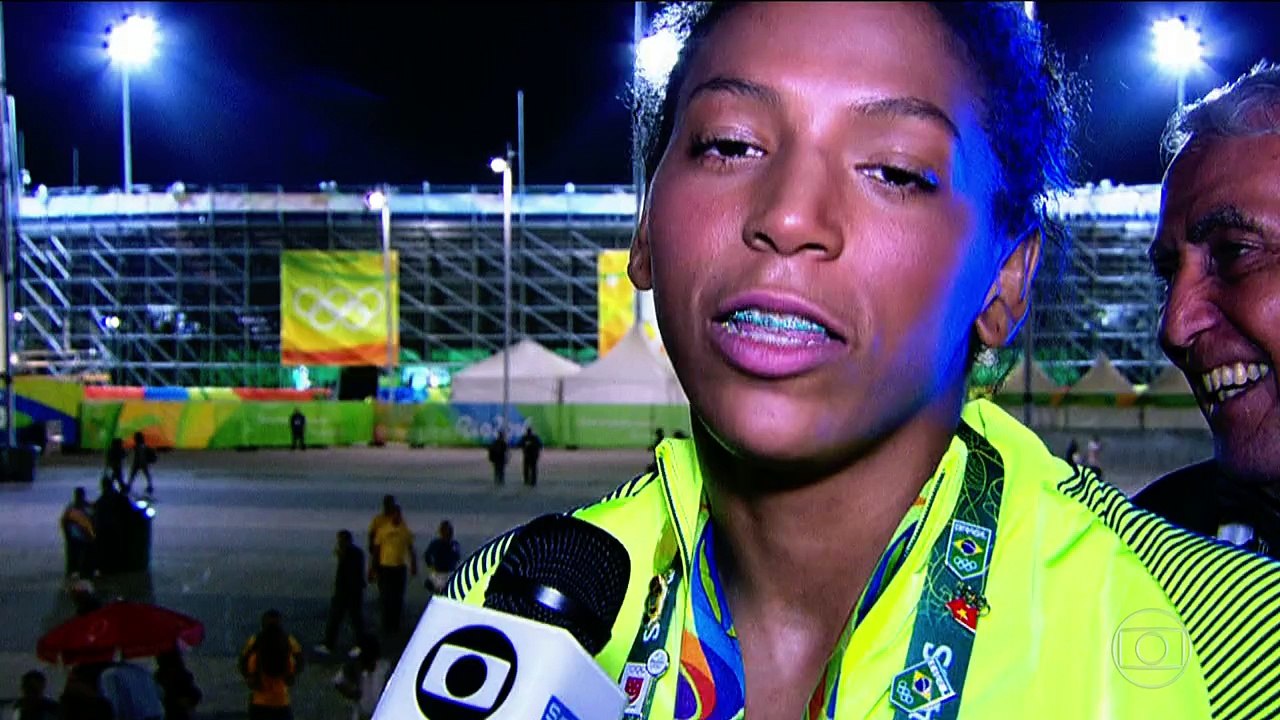 Fantástico Ludmilla canta versão de 'Rap da Felicidade' para