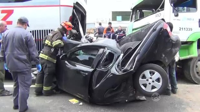 SP: Jovem morre após ser atropelada duas vezes na rodovia Presidente Dutra
